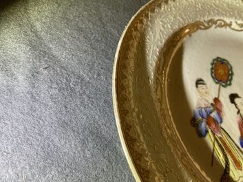 Une assiette en porcelaine de Chine famille rose &agrave; d&eacute;cor bianco sopra bianco, Qianlong