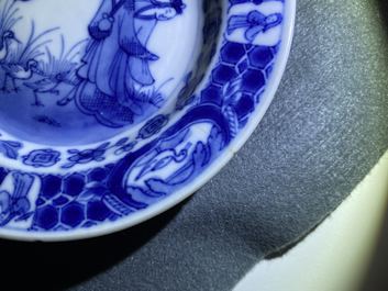 Trois assiettes en porcelaine de Chine en bleu et blanc &agrave; d&eacute;cor de 'Dames au Parasol' d'apr&egrave;s Cornelis Pronk, Qianlong
