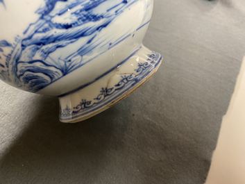 Een Chinese blauw-witte dekselkan met zilveren montuur, Yongzheng