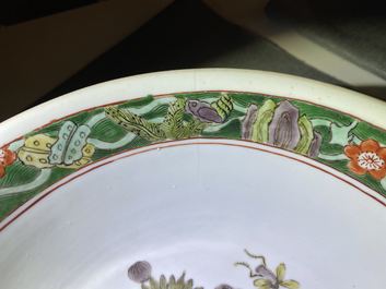 Un bol en porcelaine de Chine famille verte &agrave; d&eacute;cor de fleurs et de fruits, Kangxi