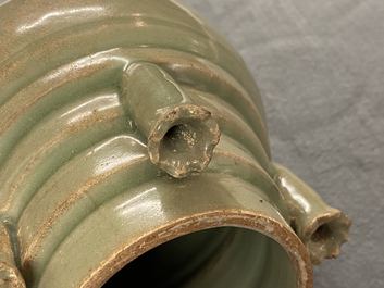 Une urne &agrave; cinq becs en porcelaine de Chine c&eacute;ladon de Longquan, Song