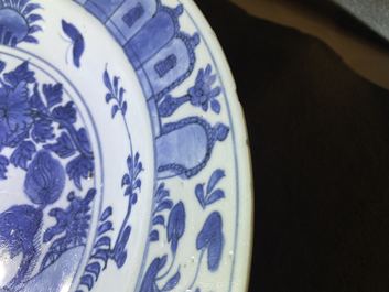 Een Chinese blauw-witte schotel met twee kylins, Jiajing
