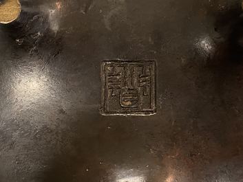 Un br&ucirc;le-parfum tripod en bronze, marque en creux, Yuan