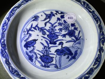 Een Chinees blauw-wit bord met eenden, Wanli