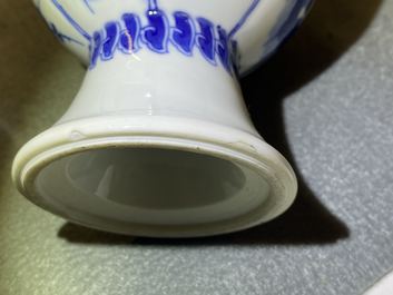 Une paire de vases en porcelaine de Chine en bleu et blanc aux anses en forme de t&ecirc;te d'&eacute;l&eacute;phant, Kangxi