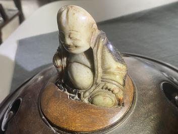 Un br&ucirc;le-parfum en porcelaine de Chine c&eacute;ladon de Longquan au couvercle en bois avec fretel en forme de Bouddha, Ming