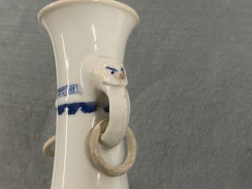 Une paire de vases en porcelaine de Chine en bleu et blanc aux anses en forme de t&ecirc;te d'&eacute;l&eacute;phant, Kangxi