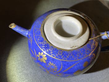 Een Chinese poederblauwe en vergulde theepot en een grisaille theepot, Kangxi/Yongzheng