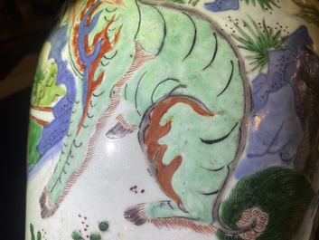 Un vase couvert en porcelaine de Chine wucai &agrave; d&eacute;cor d'animaux mythiques, &eacute;poque Transition