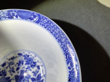 Un bol &agrave; double paroi ajour&eacute;e en porcelaine de Chine en bleu et blanc, Kangxi