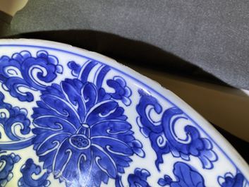 Een paar Chinese blauw-witte schotels met lotusslingers, Kangxi