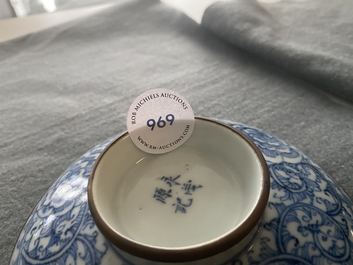 Een Chinese blauw-witte 'Bleu de Hue' dekselkom voor de Vietnamese markt, 19e eeuw