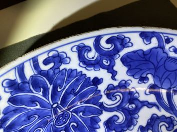 Een paar Chinese blauw-witte schotels met lotusslingers, Kangxi