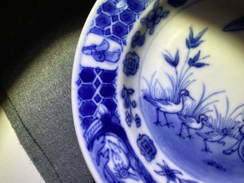 Drie Chinese blauw-witte borden met 'Parasoldames' naar Cornelis Pronk, Qianlong
