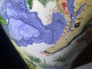 Un vase couvert en porcelaine de Chine wucai &agrave; d&eacute;cor d'animaux mythiques, &eacute;poque Transition