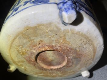 Un br&ucirc;le-parfum en porcelaine de Chine en bleu et blanc, fours de Swatow, Ming