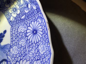 Une paire de plats en porcelaine de Chine en bleu et blanc &agrave; d&eacute;cor de 'La romance de la chambre de l'ouest', Qianlong