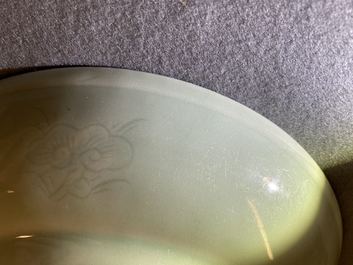 Een Chinese monochrome celadon schotel met onderglazuur decor, Qianlong