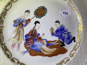 Een Chinees famille rose bord met bianco-sopra-bianco decor, Qianlong