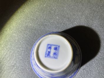 Une tasse &agrave; vin en porcelaine de Chine en bleu et blanc, Kangxi