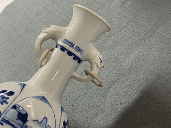 Une paire de vases en porcelaine de Chine en bleu et blanc aux anses en forme de t&ecirc;te d'&eacute;l&eacute;phant, Kangxi