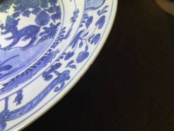 Un plat en porcelaine de Chine en bleu et blanc &agrave; d&eacute;cor de qilins, Jiajing