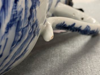 Een Chinese blauw-witte dekselkan met zilveren montuur, Yongzheng