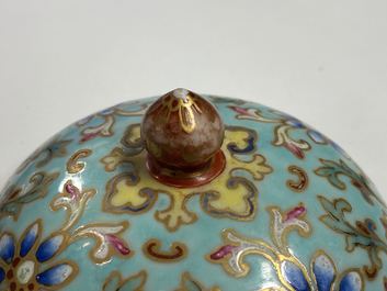 Un br&ucirc;le-parfum en porcelaine de Chine famille rose &agrave; fond turquoise, R&eacute;publique
