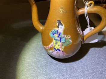 Une verseuse couverte en porcelaine de Chine famille rose &agrave; fond brun capucin, Yongzheng