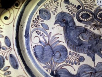Een schotel met een vogel in blauw-wit en mangaan Portugees aardewerk, 17e eeuw