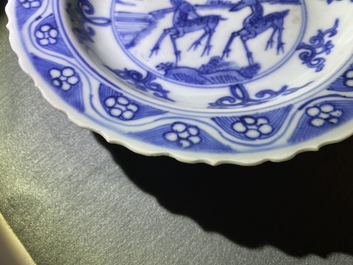 Een Chinees blauw-wit bord met twee herten, Ming