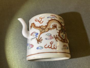 Une th&eacute;i&egrave;re couverte en porcelaine de Chine famille rose &agrave; d&eacute;cor de dragons, 19&egrave;me