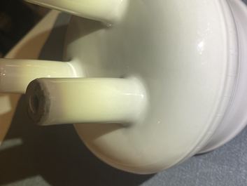 Un br&ucirc;le-parfum tripod en porcelaine blanc de Chine de Dehua