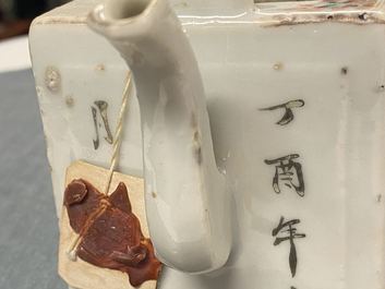 Une th&eacute;i&egrave;re &agrave; deux couvercles en porcelaine de Chine qianjiang cai, 19/20&egrave;me