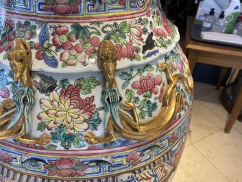 Une paire de vases de taille exceptionelle en porcelaine de Chine famille rose, 19&egrave;me