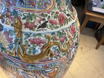 Une paire de vases de taille exceptionelle en porcelaine de Chine famille rose, 19&egrave;me