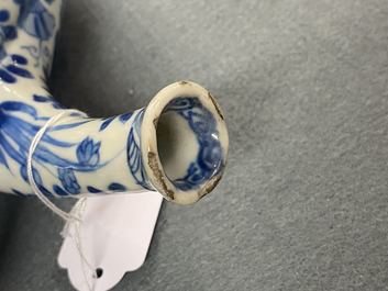 Un huilier et vinaigrier en porcelaine de Chine en bleu et blanc, Kangxi