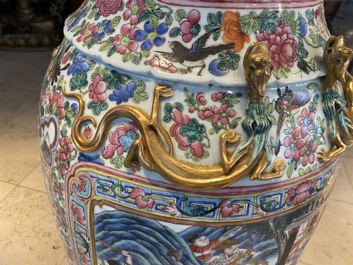 Une paire de vases de taille exceptionelle en porcelaine de Chine famille rose, 19&egrave;me