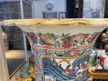 Une paire de vases de taille exceptionelle en porcelaine de Chine famille rose, 19&egrave;me