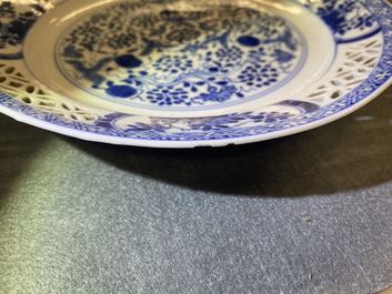 Une paire d'assiettes en porcelaine de Chine en bleu et blanc aux bordures ajour&eacute;es, Kangxi