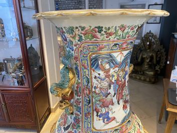 Une paire de vases de taille exceptionelle en porcelaine de Chine famille rose, 19&egrave;me