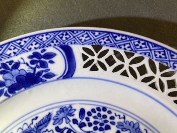 Une paire d'assiettes en porcelaine de Chine en bleu et blanc aux bordures ajour&eacute;es, Kangxi