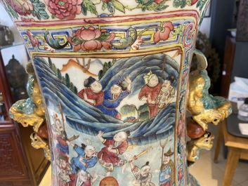 Une paire de vases de taille exceptionelle en porcelaine de Chine famille rose, 19&egrave;me