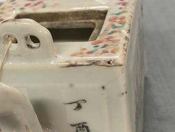 Une th&eacute;i&egrave;re &agrave; deux couvercles en porcelaine de Chine qianjiang cai, 19/20&egrave;me