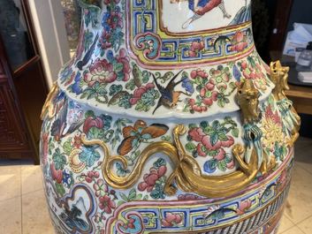 Une paire de vases de taille exceptionelle en porcelaine de Chine famille rose, 19&egrave;me