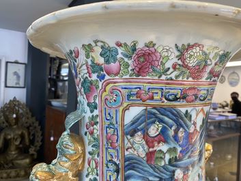 Une paire de vases de taille exceptionelle en porcelaine de Chine famille rose, 19&egrave;me