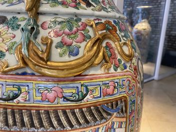 Une paire de vases de taille exceptionelle en porcelaine de Chine famille rose, 19&egrave;me