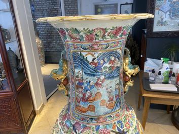 Une paire de vases de taille exceptionelle en porcelaine de Chine famille rose, 19&egrave;me