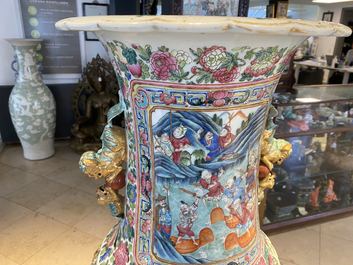 Une paire de vases de taille exceptionelle en porcelaine de Chine famille rose, 19&egrave;me