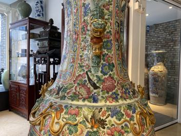 Une paire de vases de taille exceptionelle en porcelaine de Chine famille rose, 19&egrave;me